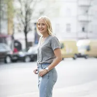 Begini triknya bila pakai kaos gak terlihat kucel. (Image: fashiongum.com)