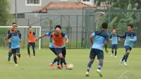 Sejumlah pemain timnas Indonesia menjalani sesi latihan di SPH Karawaci, Tangerang (17/11/2014). (Liputan6.com/Helmi Fithriansyah)