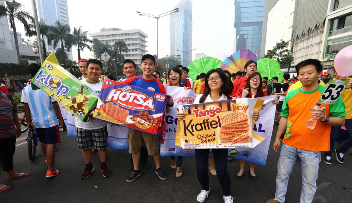 Orang Tua Group turut serta dalam Parade Simpatik Hari Pelanggan Nasional 2014 di Jakarta,  Minggu (7/9/14). (Liputan6.com/Johan Tallo)