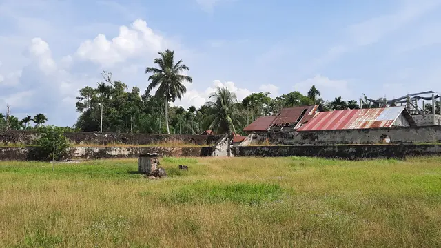 Hamparan padang rumput yang ada di dalam benteng (Liputan6.com/Rino Abonita)