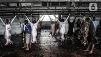 Petugas menguliti hewan kurban Idul Adha di RPH Pulogadung, Jakarta, Jumat (31/7/2020). RPH Pulogadung menyembelih 50 sapi dan puluhan kambing dengan proses pemotongan sesuai syariat Islam dan protokol kesehatan guna mencegah penyebaran COVID-19. (merdeka.com/Iqbal S. Nugroho)