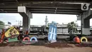 Petugas PPSU Kelurahan Cipinang Melayu membuat ornamen Taman Pilar Jati di Kolong Tol Becakayu, Jakarta, Selasa (8/9/2020). Taman Pilar Jati dibangun untuk mengubah lahan kosong yang kerap dijadikan kawasan parkir liar menjadi RTH yang dapat bermanfaat bagi warga. (merdeka.com/Iqbal S. Nugroho)