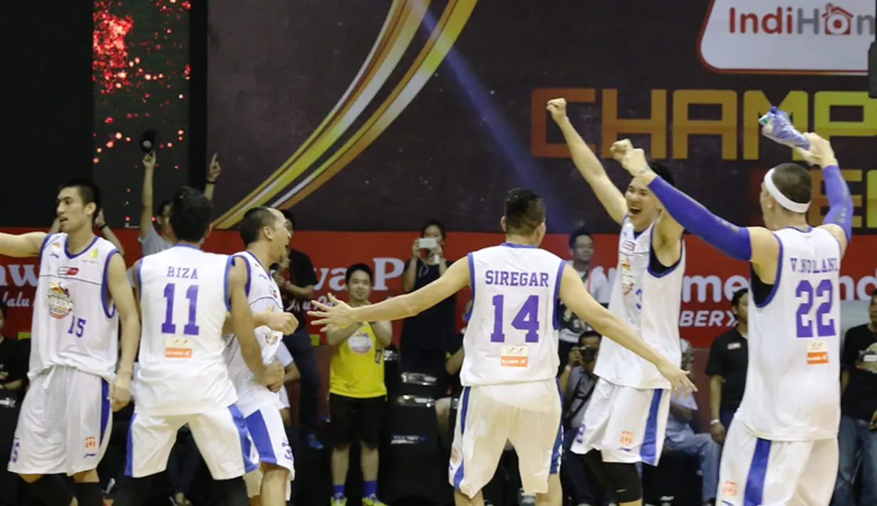 Pemain Satria Muda merayakan kemenangan atas Pelita Jaya dan menjadi juara NBL 2015