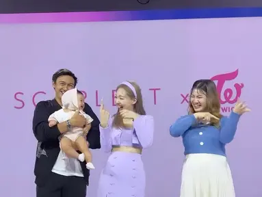 Bertemu dengan artis Korea Nayeon, Felicya Angelista bersama Immanuel Caesar Hito dan putri mereka asyik berjoget. Nayeon mengajari mereka dance POP! (Foto: Instagram/@felicyaangelista_)