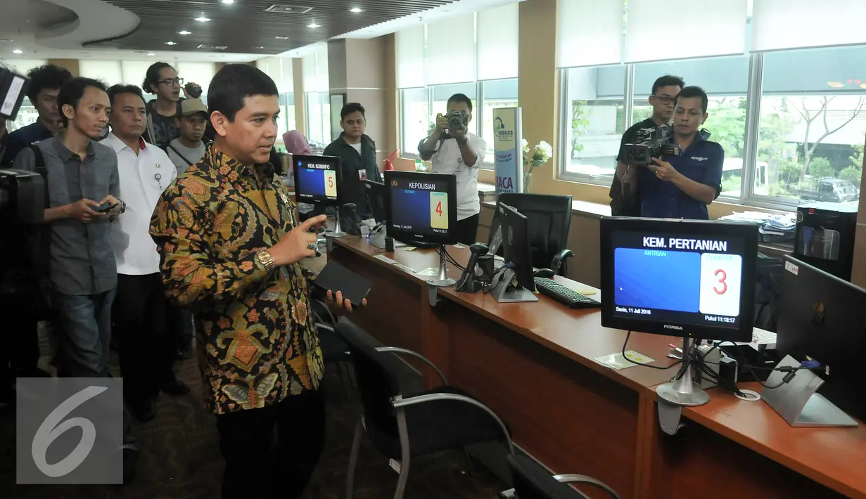 MenPANRB Yuddy Chrisnandi saat melakukan sidak di Pertanahan Jakarta Timur, Senin (11/7). Sidak ini dilakukan pada hari pertama masuk kerja usai libur Idul Fitri 1437 mengantisipasi PNS yang tidak masuk atau bolos kerja. (Liputan6.com/Johan Tallo)