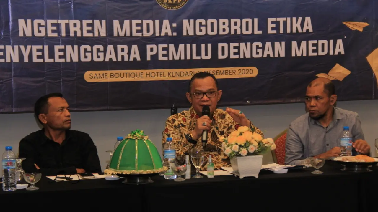 Anggota Dewan Kehormatan DKPP, Alfitra Salamm berdiskusi dengan sejumlah awak media di Kendari terkait Pilkada 2020.(Liputan6.com/Ahmad Akbar Fua)