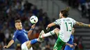 Pemain Irlandia, Jeffrey Hendrick (kanan), berebut bola dengan pemain Italia, Ciro Immobile, pada laga Grup E Piala Eropa 2016 di Stade Pierre Mauroy, Lille, Kamis (23/6/2016) dini hari WIB. (AFP/Philippe Lopez)