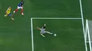 Pemain Prancis Kylian Mbappé saat mencetak gol melawan kiper Swedia Jacob Widell selama pertandingan sepak bola babak 32 Piala Dunia antara Prancis dan Swedia di East Rutherford, N.J., dekat New York, Selasa, (30/06/2028). (AP Photo