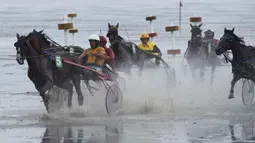 Para peserta pacuan kuda di Wadden Race,Lower Saxony, Jerman, Minggu (12/7/2015). Gelaran Wadden Race diselenggarakan di tepi timur Laut Utara Eropa bagian barat laut. (REUTERS/Fabian Bimmer)