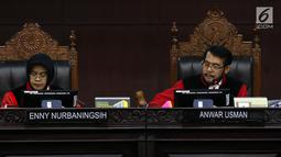 Ketua Majelis Hakim Konstitusi Anwar Usman (kanan) memimpin sidang pendahuluan sengketa hasil Pemilu Legislatif 2019 di gedung MK, Jakarta, Rabu (10/7/2019). Sidang beragendakan pemeriksaan pendahuluan terkait Perselisihan Hasil Pemilu DPR-DPRD Provinsi Sulawesi Barat. (Liputan6/Johan Tallo)