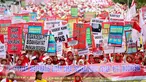 Ribuan bidan dari berbagai daerah berunjuk rasa di depan Istana Merdeka, Jakarta, Senin (28/9/2015). Dalam aksinya, mereka menuntut pengangkatan status kepegawaian menjadi pegawai negeri sipil (PNS). (Lipuutan6.com/Faizal Fanani)