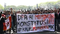 Ratusan massa aksi mahasiswa di Malang berunjukrasa menolak revisi UU Pilkada di depan DPRD Kota Malang pada Kamis, 22 Agustus 2024 (Liputan6.com/Zainul Arifin)