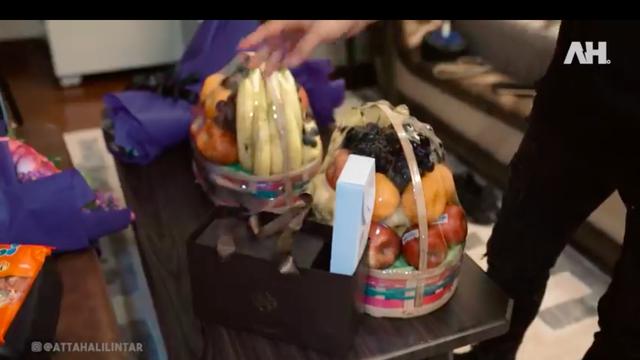 Momen Atta Halilintar Jenguk Aurel Hermansyah dan Arsy, Bawakan Hadiah Spesial. (Sumber: Youtube/Atta Halilintar)