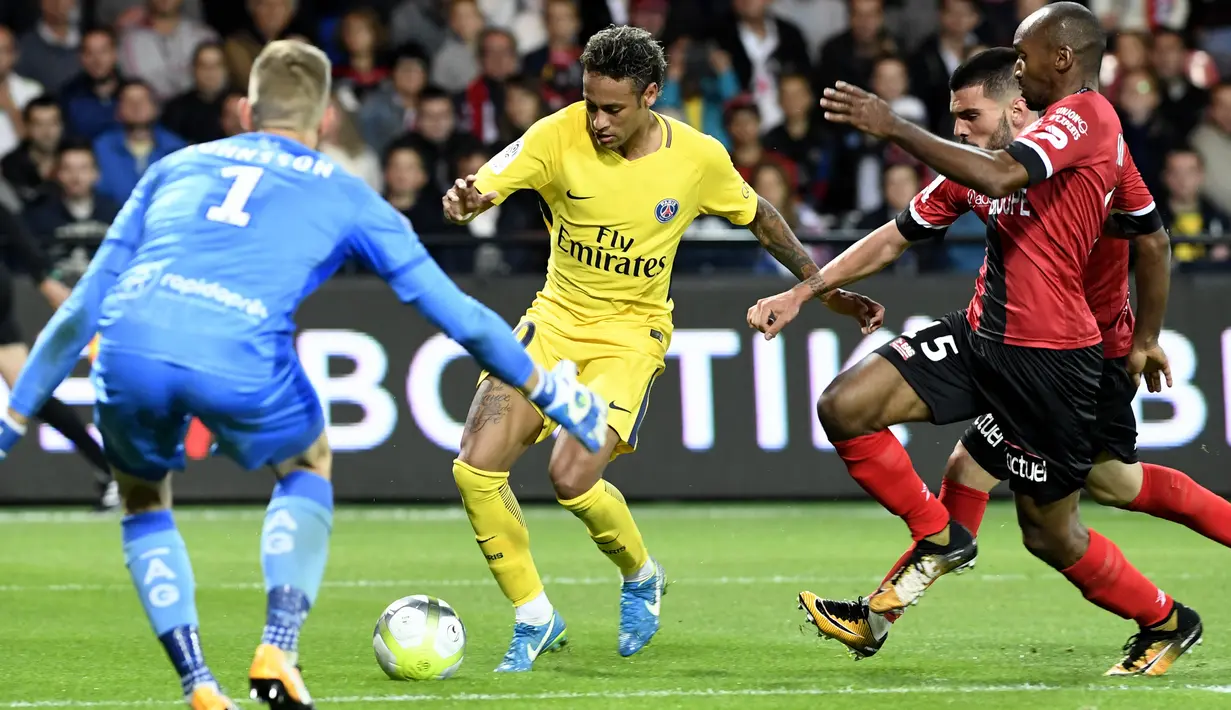 Pemain PSG, Neymar berebut bola dengan pemain Guingamp dalam lanjutan Liga Prancis di stadion Roudourou, Minggu (13/8). Selain tampil perdana memperkuat PSG, Neymar juga menyumbangkan 1 gol saat menggebuk Guingamp 3-0. (FRED TANNEAU/AFP)