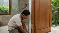 9 Cara Mengatasi Pintu Kamar Mandi Susah Ditutup karena Mengembang, Hemat Biaya Tukang
