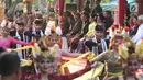 Presiden Joko Widodo dan Ibu Negara Iriana menyaksikan Karnaval Budaya Bali di kawasan Nusa Dua, Bali, Jumat (12/10). Karnaval tersebut untuk mengenalkan kepada delegasi  IMF -WB Group 2018 tentang budaya Bali. (Liputan6.com/Angga Yuniar)