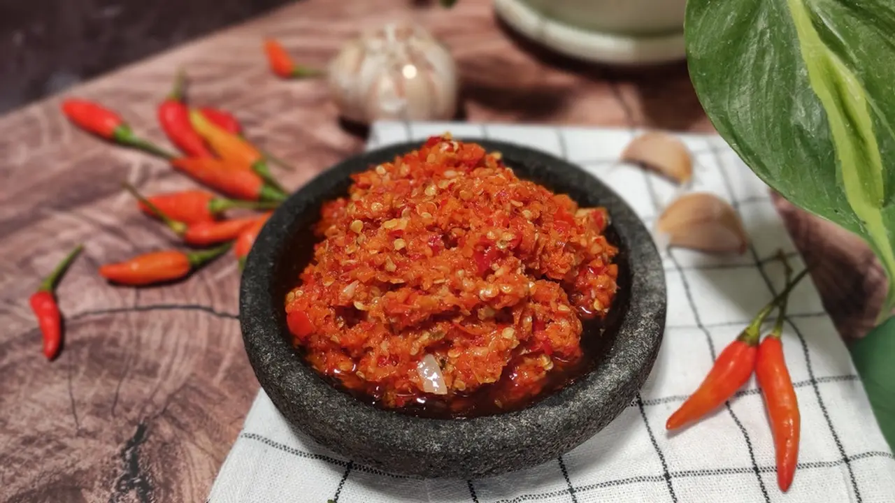 Begini Cara Ngulek Sambal Biar Cepat Halus dan Cita Rasanya Keluar, Wajib Dicontoh