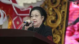 Ketum PDIP Megawati Soekarnoputri saat memberikan paparan menghadiri acara pengumuman nama pasangan cagub-cawagub PDIP di Kantor DPP PDIP Lenteng Agung, Jakarta, Minggu (7/1). (Liputan6.com/Faizal Fanani)