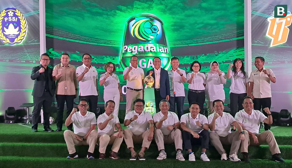 <p>Wakil ketua umum PSSI, Zainudin Amali (tengah), Dirut PT LIB, Ferry Paulus (tengah kanan), Komisaris Utama PT Pegadaian, Loto Srinaita Ginting (tengah kiri), dan Direktur Programming Surya Citra Media, Harsiwi Achmad (empat kiri), dan Direktur Utama PT Pegadaian, Damar Latri Setiawan (keempat kanan) berfoto bersama dengan jajaran PT LIB, PSSI, dan Pegadaian saat meresmikan Liga 2 2023/2024 saat konferensi pers yang berlangsung di Pegadaian Tower, Kramat Raya, Jakarta Pusat, Selasa (05/09/2023). (Bola.com/Muhammad Adi Yaksa)</p>