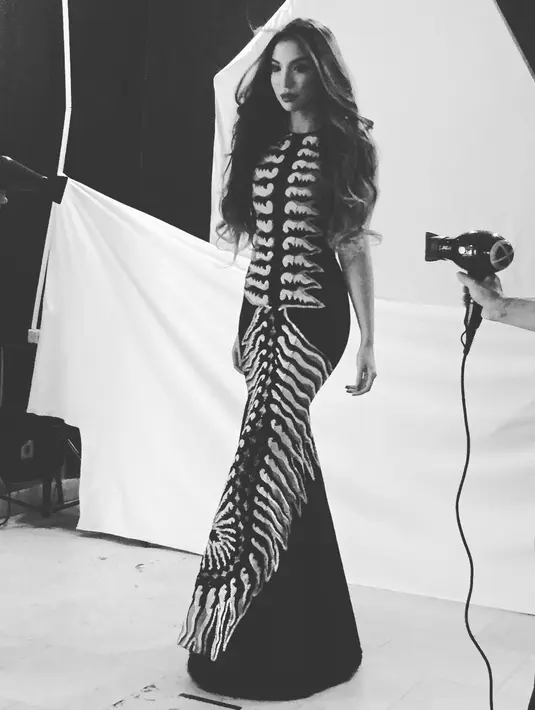 Kali ini, Manohara memilih tampilan bold dan glamor dengan batik slim fit sleeveless top yang dipadukan dengan maxi skirt bersiluet mermaid. Kombinasi ini memberikan kesan modern dan sophisticated, tetap menonjolkan keindahan kain tradisional Indonesia. [@manodelia].