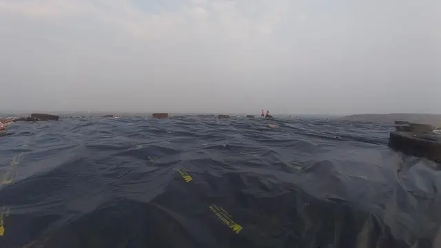Pemasangan geomembrane di TPST Bantargebang.