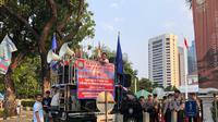 Buruh yang tergabung FSP LEM SPSI dan Federasi Serikat Pekerja Rokok Tembakau Makanan Minuman Serikat Pekerja Seluruh Indonesia menggelar demo di Balai Kota DKI Jakarta, Senin (20/11/2023). Buruh menuntut UMP 2024 DKI Jakarta Rp 5,6 juta. (Tira/Liputan6.com)