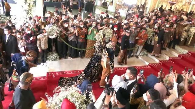 Gaya Kaesang Pangarep-Erina Gudono dalam Balutan Busana Solo Putri di Acara Tasyakuran