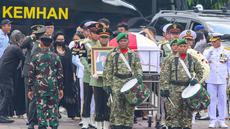 Personel Tentara Nasional Indonesia (TNI) bersiap menjalankan prosesi pemakaman mantan Menteri Pertahanan, Juwono Sudarsono, di Taman Makam Pahlawan Nasional (TMPN), Kalibata, Jakarta, Minggu (29/3/2026). (merdeka.com/Arie Basuki)