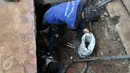 Petugas mengangkat endapan pasir saat membersihkan gorong-gorong di Jalan Gatot Subroto, Jakarta, Jumat (10/3). PHL dari Suku Dinas Sumber Daya Air (Sudin SDA) Jaksel kembali dikerahkan untuk membersihkan saluran di kawasan ini (Liputan6.com/Yoppy Renato)