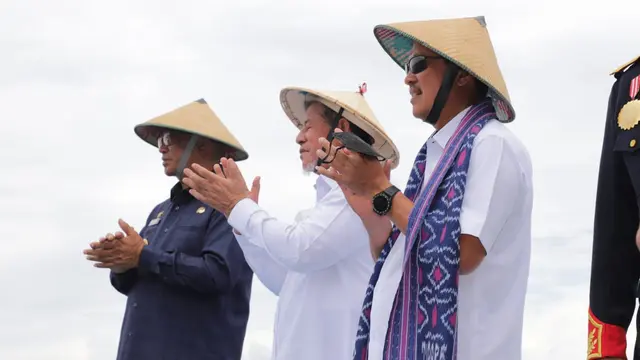Menteri Trenggono dalam kunjungan kerja di Kampung Nelayan Maju Tomalou, Kota Tidore Kepulauan, Provinsi Maluku Utara, Senin (7/3/2022). (Dok. KKP/Liputan6.com)
