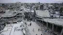 Warga Palestina berkumpul di jalan yang rusak parah untuk melaksanakan salat menandai dimulainya Idul Adha, Hari Raya Kurban, di Khan Yunis di Jalur Gaza Selatan, pada Rabu 27 Mei 2026. (BASHAR TALEB/AFP)