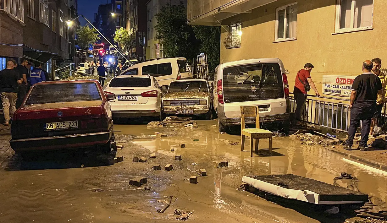 Dua orang lainnya tewas di Istanbul, kota terbesar di Turki, di mana badai pada hari Selasa membanjiri ratusan rumah dan tempat kerja di beberapa lingkungan. (Sercan Ozkurnazli/Dia Images via AP)