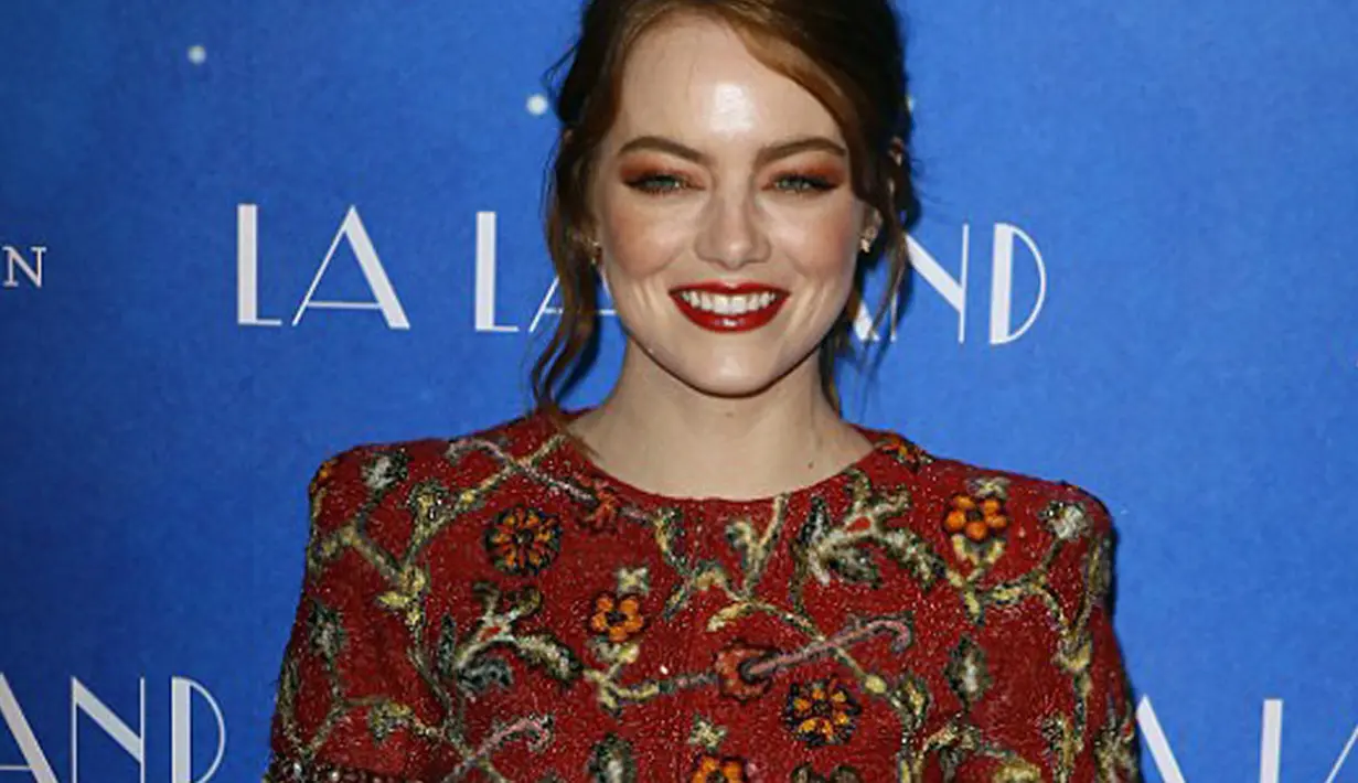 Emma Stone, baru saja berbahagia dengan mendapatkan Golden Globe pertama lewat film yang dibintanginya berjudul LA LA LAND. Dua hari setelah itu, Emma yang hadir di acara gala premiere LA LA LAND di Paris mendapat banyak pujian. (doc.dailymail.com)