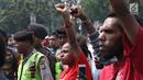 Pemuda Papua saat aksi di kawasan depan Istana Negara, Jakarta, Kamis (2/8). Aksi ini untuk memperingati 49 tahun penentuan pendapat rakyat (Pepera) 1969. (Liputan6.com/Helmi Fithriansyah)