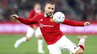Luke Shaw menjadi lubang di lini pertahanan Manchester United kala berhadapan dengan Brighton &amp; Hove Albion. Area yang dijaga Shaw acap kali menjadi awal serangan Brighton. (AFP/George Salpigtidis)