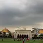 Masjid Raya Bandung makin ramai pengunjung saat Ramadan. Ada 1.000 porsi sajian berbuka tersedia. (Liputan6.com/Huyogo Simbolon)