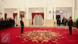 Suasana upacara penganugerahan tanda kehormatan RI ke Jepang di Istana Negara, Jakarta, Senin (23/11/2015). Jokowi memberi penganugerahan kepada Ketua Liga Parlemen Jepang-Indonesia Mr. Toshihiro Nikai. (Liputan6.com/Faizal Fanani)