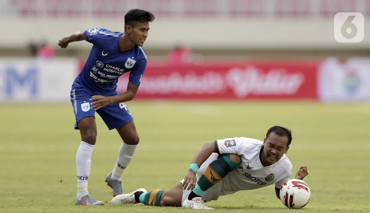 Pemain PSIS Semarang Eka Febri Yogi Setiawan (kiri) melanggar pemain Persikabo 1973 Wawan Febriyanto dalam pertandingan babak penyisihan Piala Menpora 2021 di Stadion Manahan, Solo, Kamis (25/3/2021). PSIS Semarang menang dengan skor 3-1. (Bola.com/Arief Bagus)