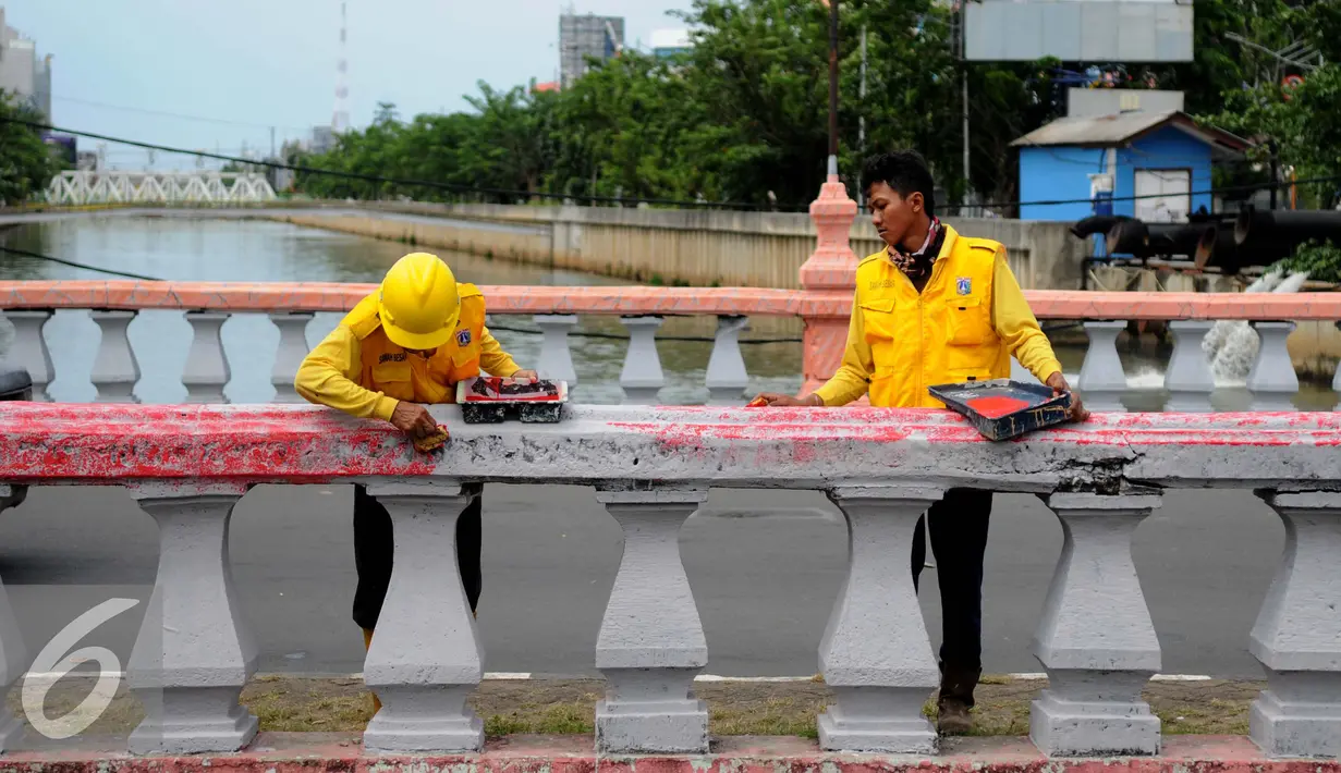 Pekerja melakukan pengecatan Jembatan Merah di Jalan Pangeran Jayakarta, Jakarta, Selasa (27/12). Pengecatan dilakukan untuk memperindah jembatan agar terlihat bersih dan terawat. (Liputan6.com/Gempur M. Surya)
