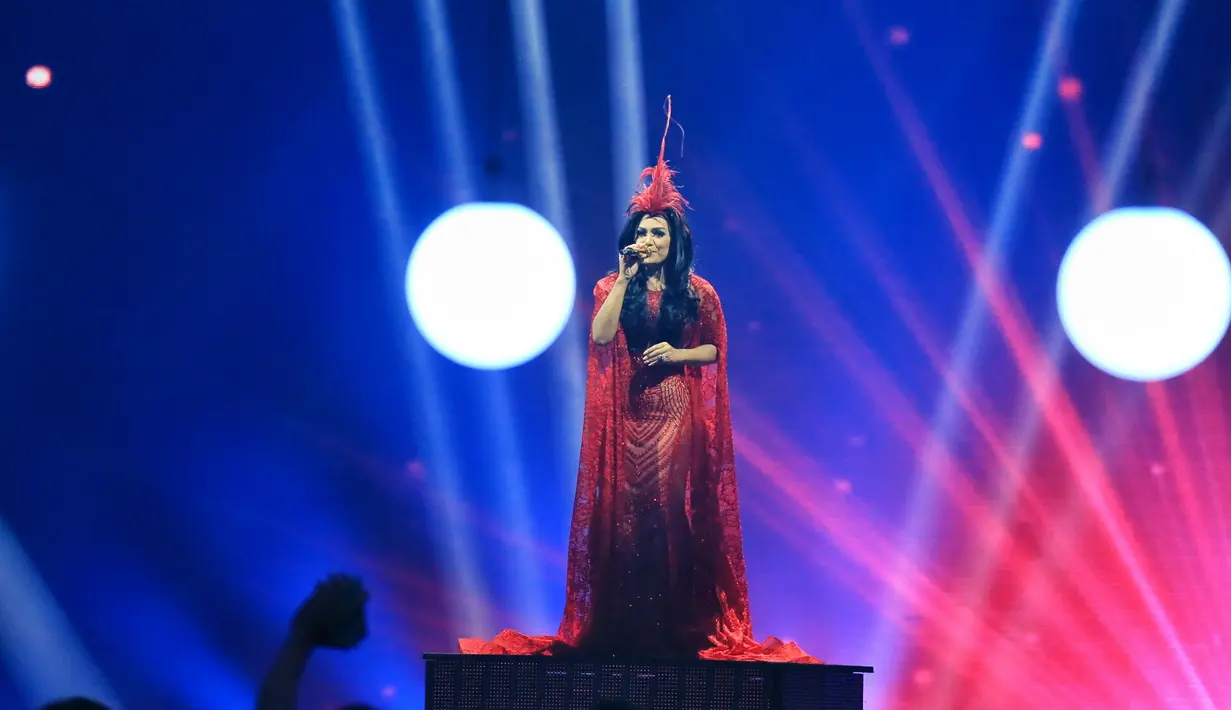 "Ini pakai cap panjang banget, ukurannya sekitar 3,5 meter. Ini juga jadi salah satu yang menambah kesan glamor," ujar Krisdayanti seperti dikutip dari liputan6. (Adrian Putra/Bintang.com)