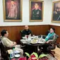 Titiek Soeharto dan putranya, Didit Hediprasetyo,&nbsp;menjenguk Prabowo usai operasi. (dok. Instagram @titieksoeharto/https://www.instagram.com/p/C84UzWJhx6L/)