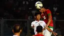 Bek Timnas Indonesia U-19, Hansamu Yana Pranata (kanan) berusaha memenangkan duel bola atas dari penyerang Myanmar, Aung Thu dalam laga persahabatan yang digelar di Stadion GBK Jakarta, (5/5/2014). (Liputan6.com/Helmi Fithriansyah)