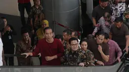 Presiden Jokowi didampingi sejumlah menteri dan Ketum PKB, Muhaimin Iskandar meninjau Bandara Soekarno-Hatta (Soetta) (2/1). Usai meresmikan, Jokowi dan rombongan naik kereta bandara untuk menempuh perjalanan ke Stasiun Sudirman Baru. (Liputan6.com/Pool)