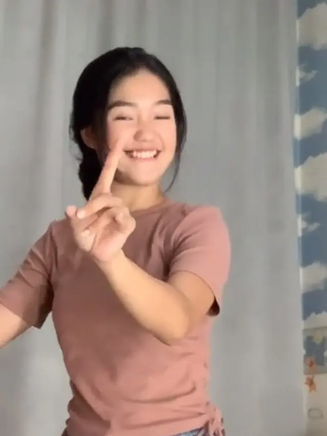 7 Potret Chandrika Chika, Netizen TikTok Viral Karena Joget Papi Chulo