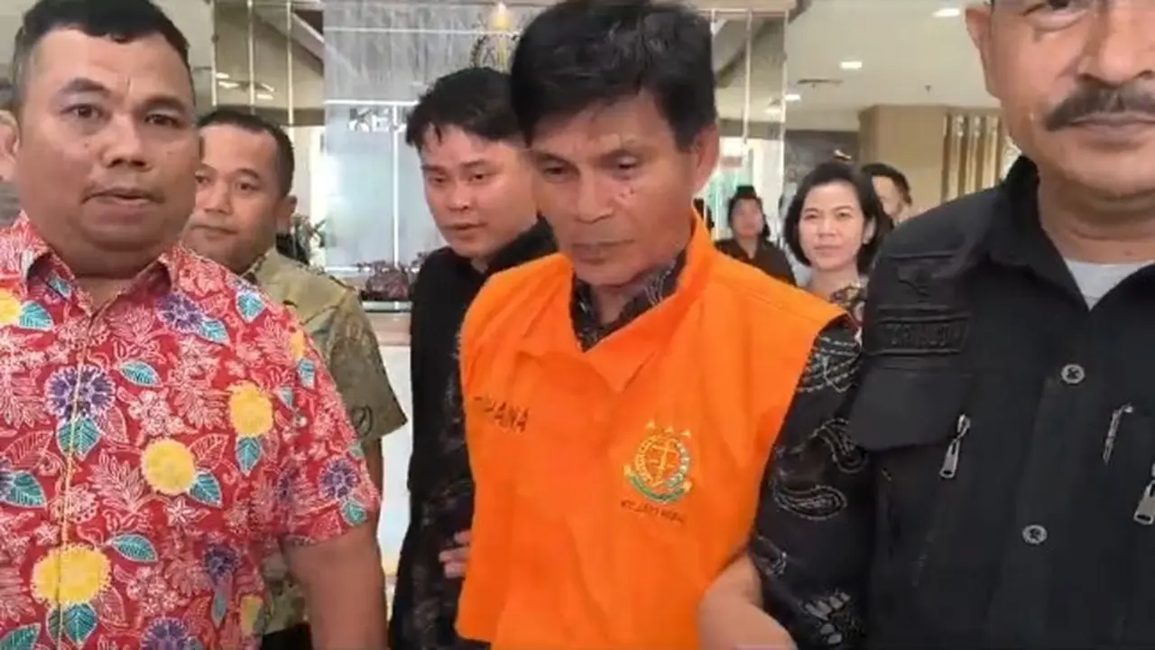 Tersangka korupsi jualan sawit milik pemerintah daerah Kabupaten Kuansing digiring petugas untuk dibawa ke penjara.