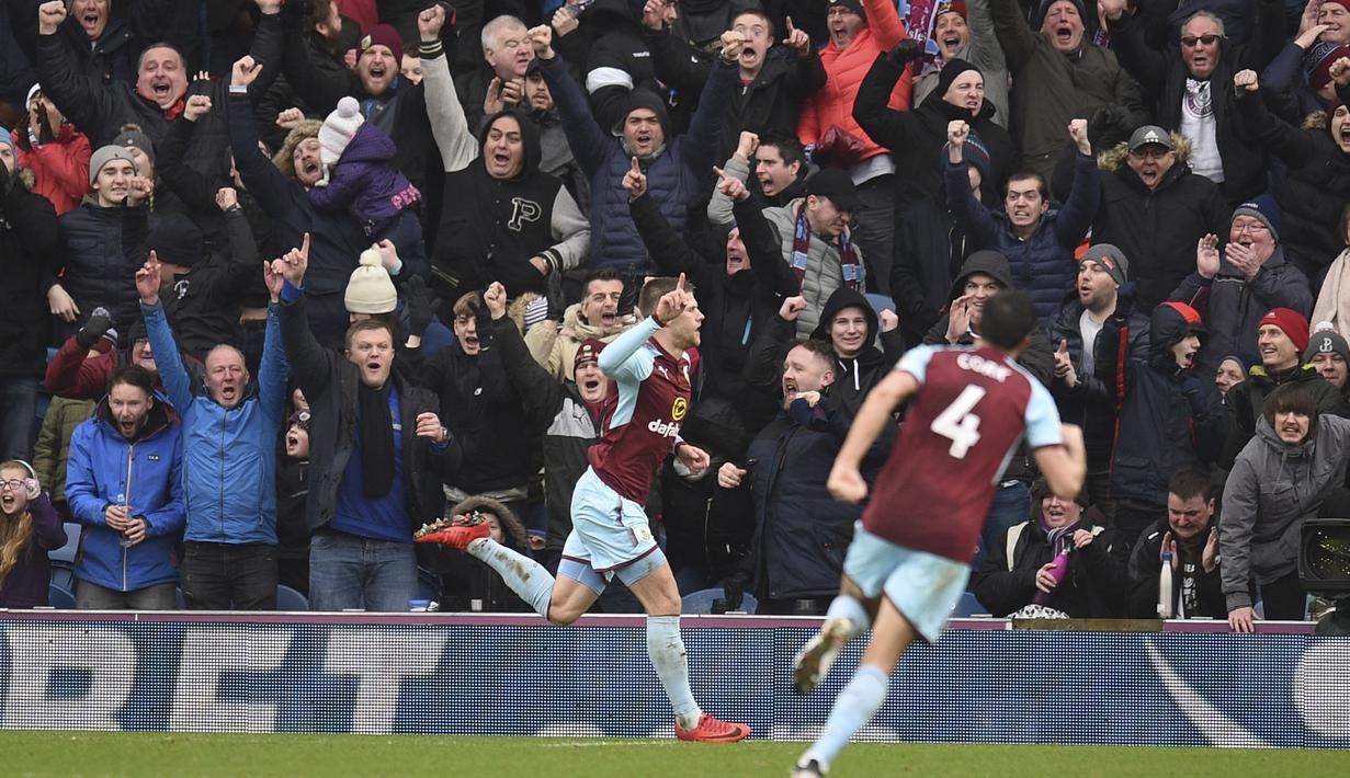 Gol pemain Burnley, Johann Berg Gudmundsson buyarkan kemenangan Manchester City pada laga Premier League di Turf Moor Stadium, Burnley, (3/2/2018). Burnley tahan Manchester City 1-1. (AFP/Oli Scarff)