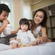 Split-shift parenting menjadi salah satu cara pasangan bekerja membagi waktu pengasuhan anak secara bergantian. (Foto/Dok: Magnific)