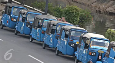 Seorang supir Bajaj BBG menunggu penumpang di tepi jalan kawasan Pasar Baru, Jakarta, Senin (25/4). Kesulitan bersaing dengan transportasi online lain menyebabkan kondisi bajaj online mengalami mati suri. (Liputan6.com/Immanuel Antonius)