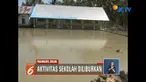 Warga yang rumahnya terendam banjir enggan mengungsi dan memilih tetap bertahan di rumahnya untuk mengamankan harta benda mereka.