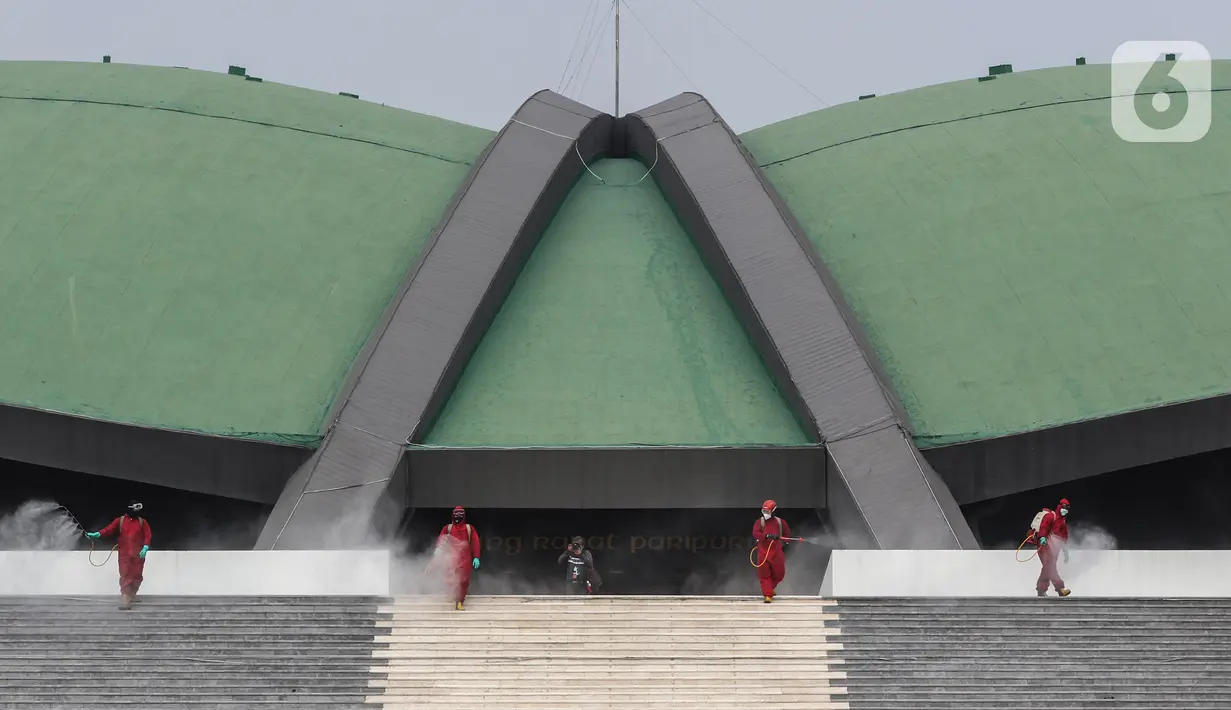 Petugas pemadam kebakaran menyemprotkan cairan disinfektan di Kompleks Parlemen, Senayan, Jakarta, Minggu (9/8/2020). Penyemprotan cairan disinfektan tersebut dilakukan dalam rangka pencegahan penyebaran virus Corona (COVID-19) di lingkungan DPR/MPR. (Liputan6.com/Johan Tallo)